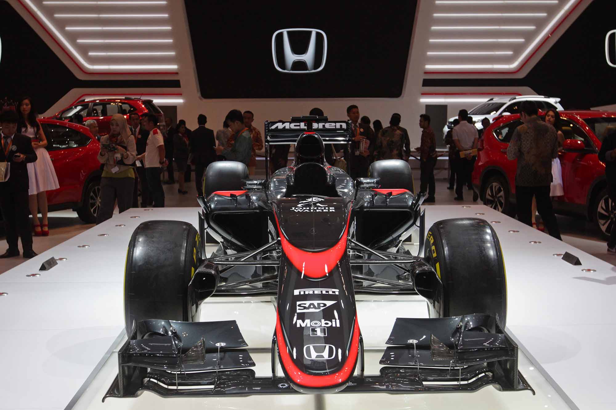 Mobil balap Formula Satu (F1), McLaren Honda MP4-30, dipamerkan di gerai Honda dalam arena Gaikindo Indonesia International Auto Show (GIIAS) 2015, di BSD City, Banten (Suara.com/Kurniawan Mas'ud).