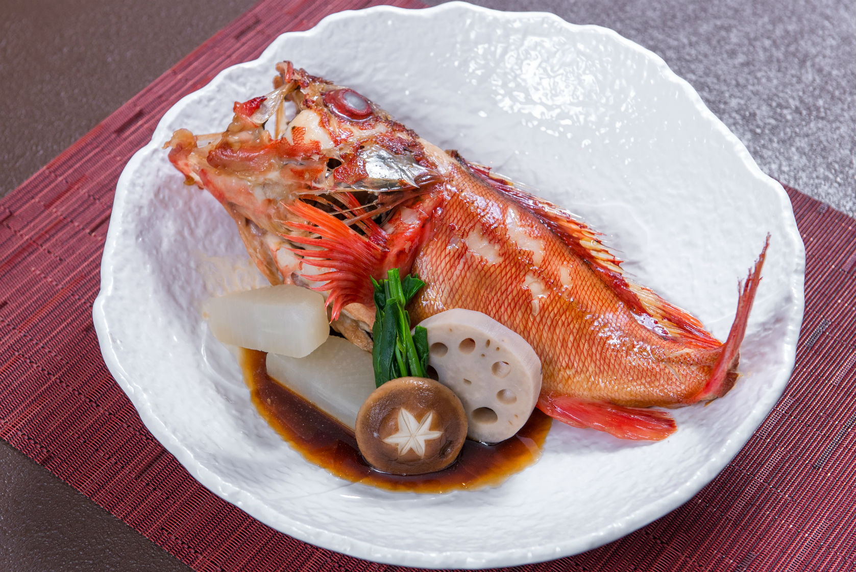 Menu, a la carte dan omakase menyajikan pilihan makanan Jepang seperti sushi, sashimi dan tempura yang disiapkan dari bahan-bahan lokal yang segar.