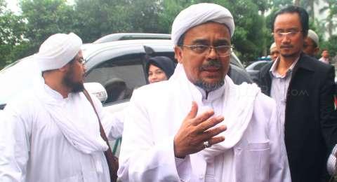 Rizieq Shihab tiba di Kementerian Pertanian di Jakarta, Selasa (28/2). [suara.com/Oke Atmaja]