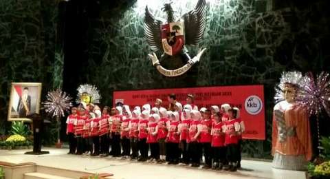 Anak-anak perempuan dari RPTRA Cililitan yang tampil pada acara Rapat Koordinasi Daerah DPPAPP DKI Jakarta, mengenakan kerudung saat menyanyikan lagu 'Ibu Kita Kartini'. (suara.com/Dwi Bowo Raharjo)