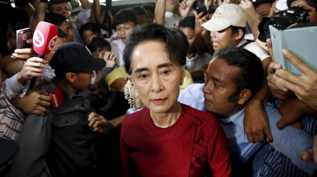 Aung San Suu Kyi memberikan suaranya di Yangon. (Reuters/Jorge Silva)