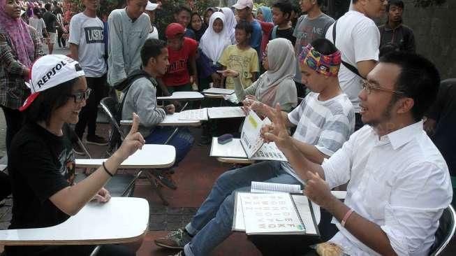 Asyiknya Belajar Bahasa Isyarat Dengan Penyandang Tuna Rungu