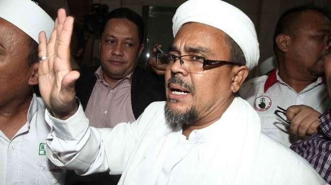 Imam Besar Front Pembela Islam (FPI) Habib Rizieq Shihab memenuhi panggilan Bareskrim Polri di Jakarta, Kamis (3/11). [suara.com/Oke Atmaja]