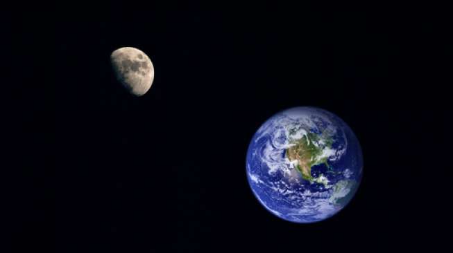 Ilustrasi Bumi dan bulan (Shutterstock).