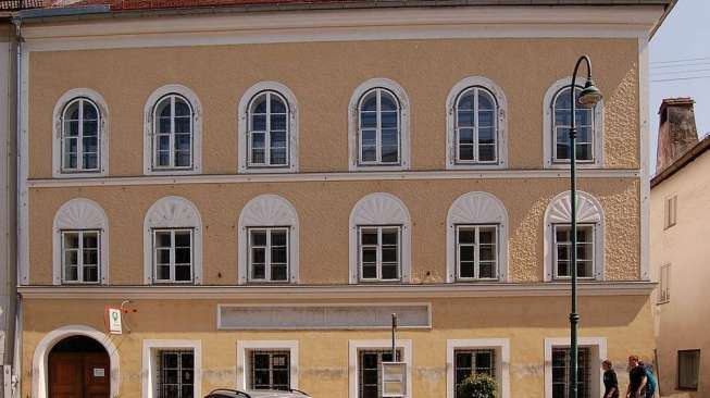 Inilah bangunan tiga lantai bata beige berwarna mencolok di jalan Salzburger Vorstadt No. 15, Braunau am Inn, Austria, tempat Adolf Hitler dilahirkan. (Michael Kranewitter/Wikimedia)