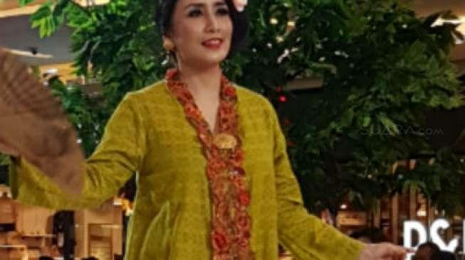 Parade Show 'Jarit Gendong', batik peranakan Cina Jawa rancangan Anne Avantie.