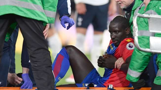 Mamadou Sakho mengalami cidera saat Crystal Palace menghadapi Tottenham Hotspur [AFP]