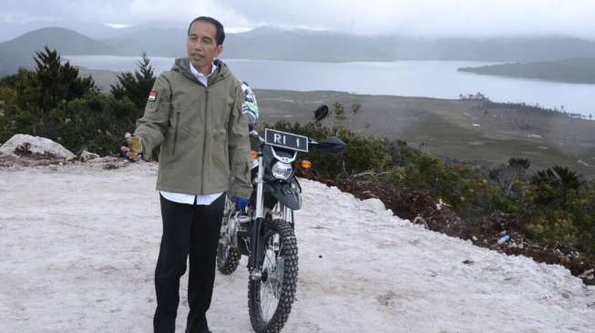 Presiden Joko Widodo mengendarai motor trail saat menyusuri jalan sepanjang 7 km yang tengah dibangun di Papua. (Biro Pers Istana Kepresidenan)