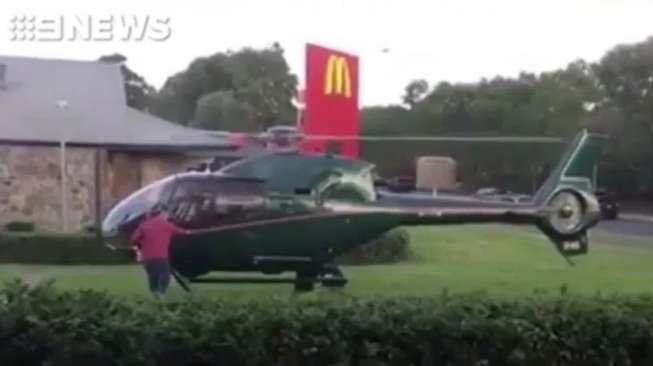 Helikopter terparkir di Drive Thru McDonald. [Metro]