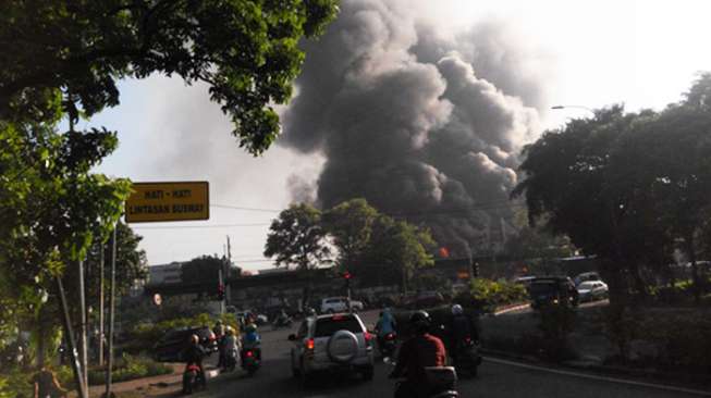 Stasiun KRL Klender, Jakarta Timur, terbakar, Jumat (19/5/2017). [TMC Polda Metro]
