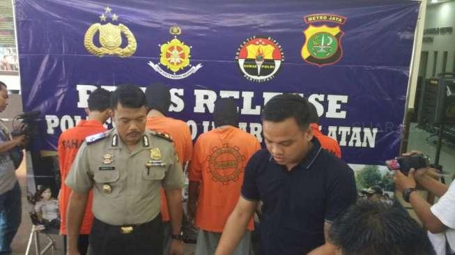 Kepala Satuan Reserse Kriminal Polres Jakarta Selatan Ajun Komisaris Besar Budi Hermanto merilis tersangka geng motor pada Selasa (23/5/2017). [suara.com/