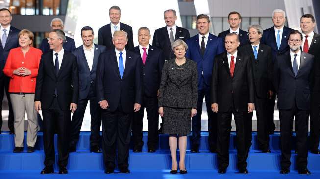 Donald Trump bersama jajaran pemimpin negara anggota NATO. [AFP]