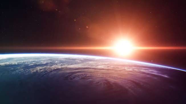 Matahari dan Bumi terlihat dari luar angkasa (Shutterstock).