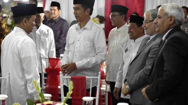Presiden Joko Widodo menghadiri buka puasa bersama di Rumah Dinas Ketua MPR Zulkifli Hasan, di Jakarta, Jumat (2/6). (Antara0