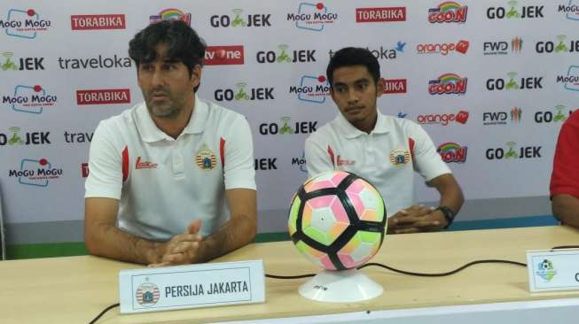 Pelatih persija Jakarta Stefano Cugurra Teco (kiri) dan Ambrizal Umanailo (kanan). (suara.com/Adie Prasetyo)