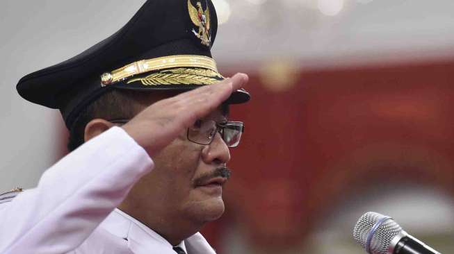 Presiden Joko Widodo melantik Gubernur DKI Jakarta Djarot Saiful Hidayat di Istana Negara, Jakarta, Kamis (15/6). [Antara]