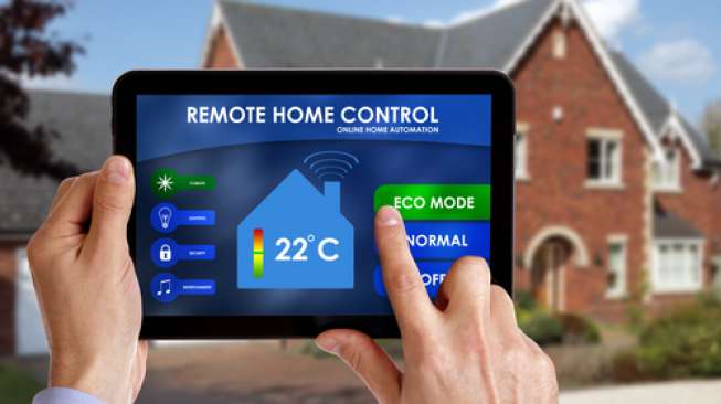 Ilustarasi aplikasi untuk mengendalikan fitur-fitur dalam solusi rumah cerdas atau smart home (Shutterstock).