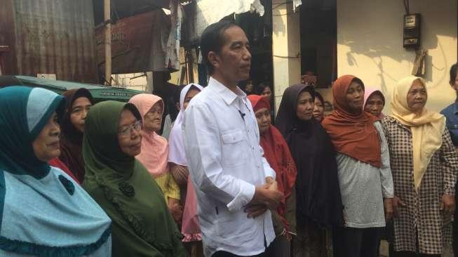 Presiden Joko Widodo dan warga Tebet Dalam, Kecamatan Tebet, Jakarta Selatan [suara.com/Erick Tanjung]