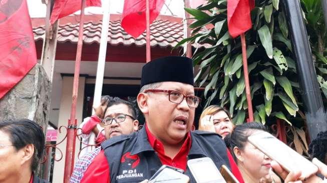 Sekjen DPP PDI Perjuangan, Hasto Kristiyanto, di Kantor DPP PDIP, Lenteng Agung, Jakarta Selatan, Kamis (22/6/2017). [Suara.com/Ummy Hadyah Saleh]