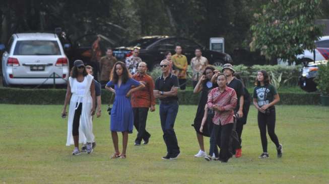 Mantan Presiden Amerika Serikat ke-44 Barack Obama berkunjung ke kawasan Candi Borobudur, Magelang, Rabu (28/6/2017). [AFP]