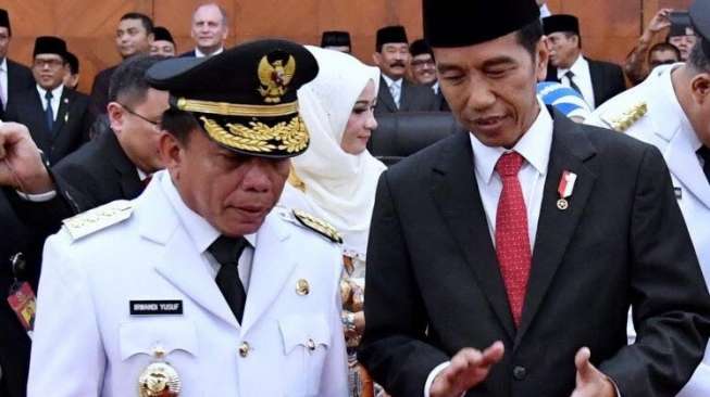 Presiden Jokowi bersama Gubernur Aceh Irwandi Yusuf. [Foto Biro Pers Istana]