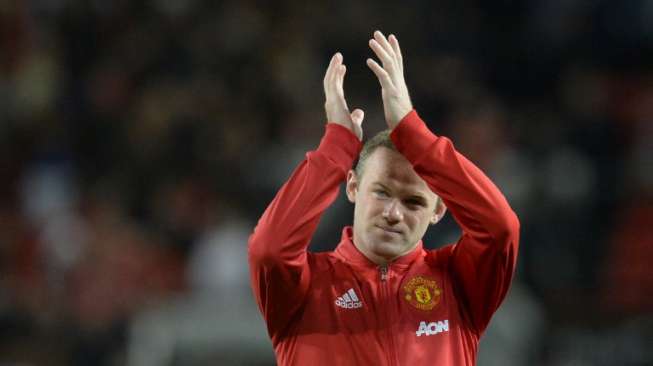 Wayne Rooney menyapa fans usai laga 'testimoni' antara MU vs Everton [AFP]