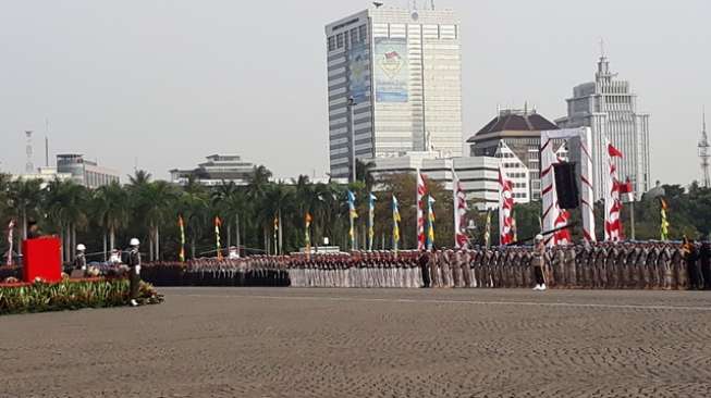 Jokowi Pimpin Upacara Hari Bhayangkara ke-71. [Ummi Hadyah Saleh]