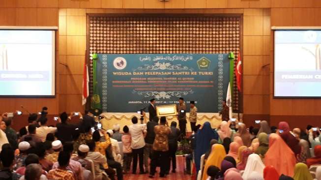 Kementerian Agama Republik Indonesia bersama dengan United Islamic Cultural Centre Of Indonesia kembali mewisuda santri Tahfidzul Quran sekaligus melepas mereka untuk belajar di Turki. (suara.com/Dwi Bowo Raharjo)