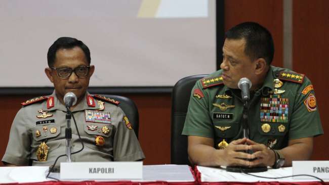  Kapolri Jenderal Pol Tito Karnavian bersama Panglima TNI Jenderal TNI Gatot Nurmantyo di Jakarta, Rabu (12/7). [Suara.com/Oke Atmaja]