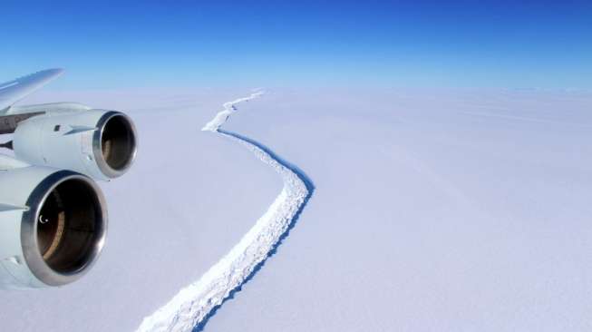 Keretakan panjang di lempeng es Larsen C di Antartika seperti dipotret pada Januari 2017 lalu. (AFP/NASA)