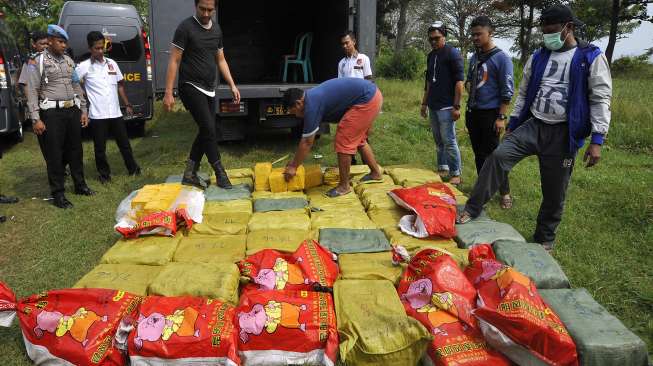 Sejumlah anggota Dit Narkoba Polda Metro Jaya memeriksa paket-paket sabu yang gagal diselundupkan di Dermaga eks Hotel Mandalika, Anyer, Serang, Banten, Kamis (13/7).