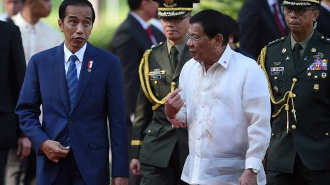 Presiden RI Joko Widodo berjalan bersama Presiden Filipina Rodrigo Duterte di Istana Malacanang,  Manila, 28 April 2017. [Ted Aljibe/AFP]
