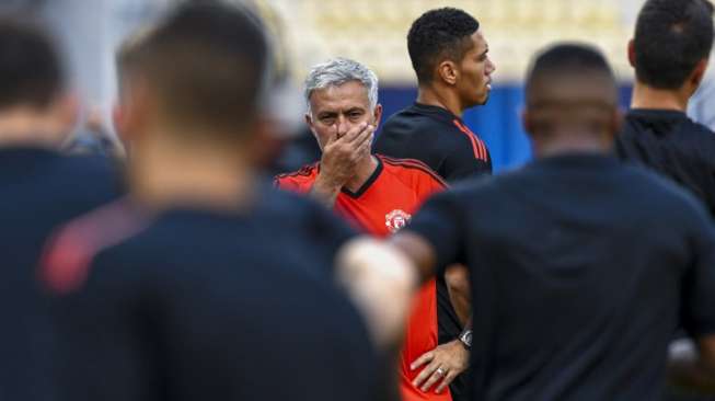 Manajer Manchester United Jose Mourinho (tengah) memimpin skuatnya berlatih di The National Arena Filip II Skopje. DIMITAR DILKOFF / AFP
