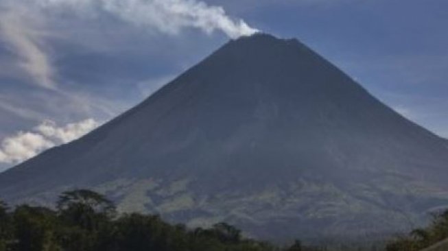 Gunung Merapi Dua Kali Luncurkan Guguran Lava Pijar Minggu Pagi