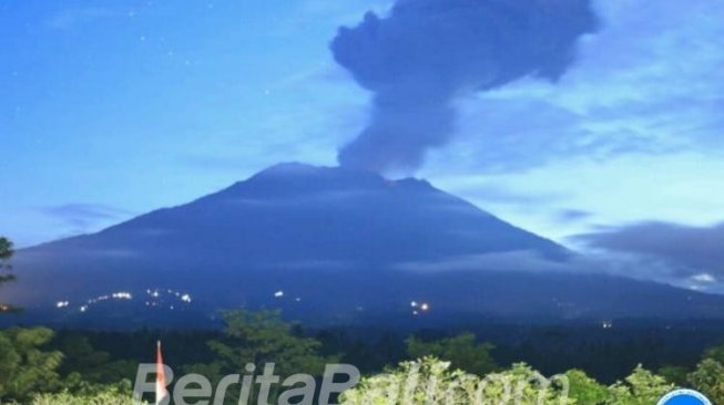 Gunung Agung Kembali Erupsi Wilayah Datah Diguyur Hujan Abu Tipis