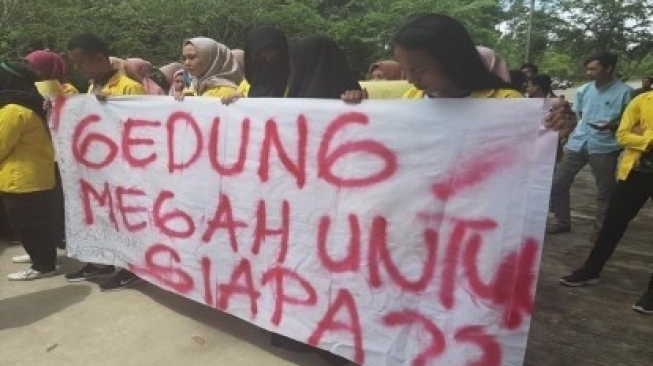 Mahasiswa Uniks Gelar Aksi Demo Tuntut Perbaikan Jalan Menuju Kampus