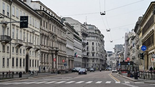 Jalanan di Kota Milan, Italia tampak sepi usai secara resmi pemerintah menutup seluruh wilayah akibat virus corona. (Foto: AFP)