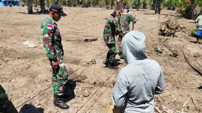 Wujudkan Ketahanan Pangan Tni Satgas Yonif Rk Bantu Warga Tanam Jagung