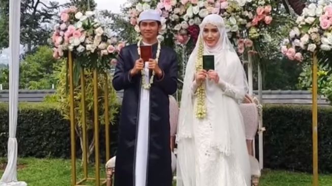 Momen Pernikahan Ustaz Youtuber Agam Fachrul Malu Malu Saat Foto Bareng