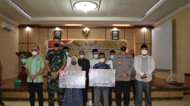 15 Ribu Pedagang Kecil Terima Bantuan Uang Tunai Dari Kodim 0103 Aut