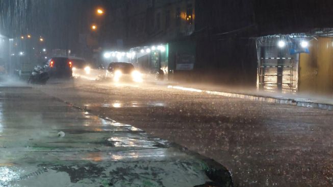 Hujan Dua Jam Titik Titik Keramaian Di Ibu Kota Banten Terendam Banjir