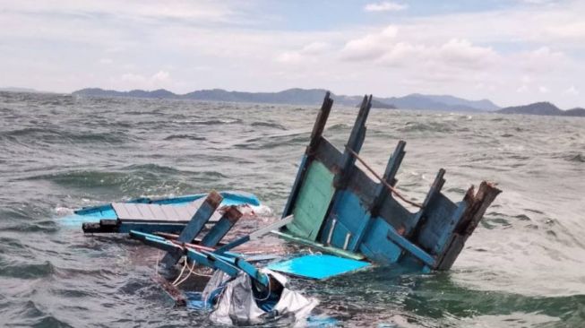 Kapal Pengangkut Sayur Tenggelam Dihantam Gelombang Di Perairan Moro