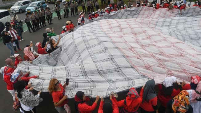 Massa Bentangkan Kain Lap Raksasa Saat Tuntut DPR Sahkan RUU PPRT