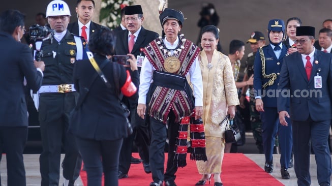 Presiden Jokowi Pakai Baju Adat Tanimbar Saat Hadiri Sidang Tahunan Mpr