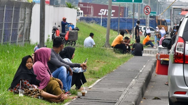 Potret Kemacetan Tol Jakarta Cikampek Imbas Demo Buruh Di Cikarang