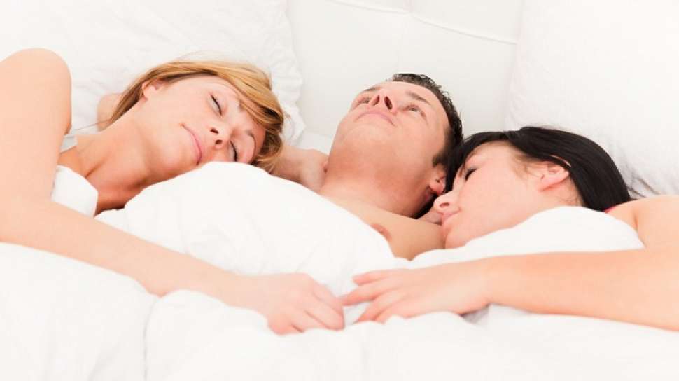 Две девушки и один парень решили устроить в спальне анальный секс втроем