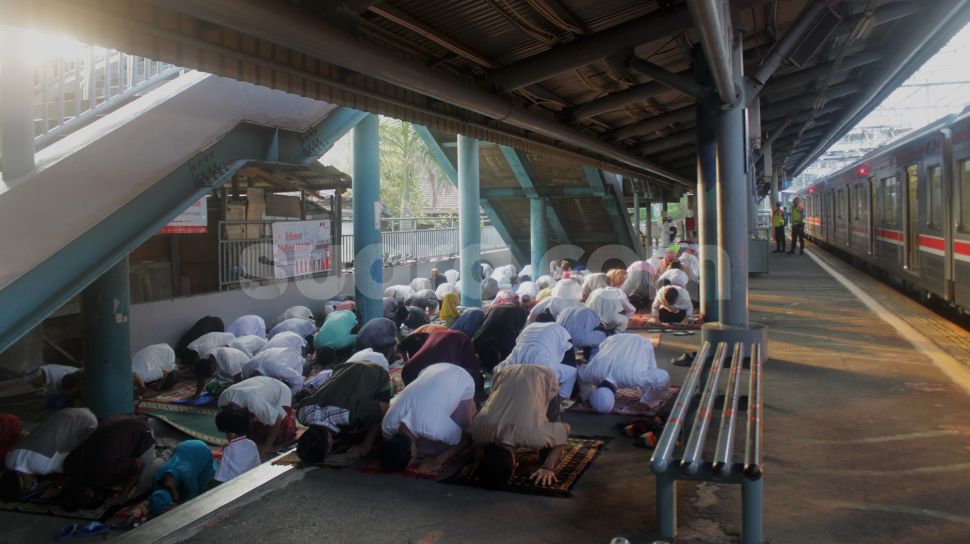 Shalat Idul Fitri Di Stasiun Kereta Api Kampung Bandan Bagian 4