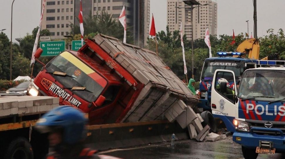 Muatan Bata Hebel Tumpah Ke Jalanan Gatot Subroto Macet Gara Gara Truk