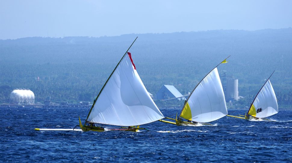 Perlombaan Perahu Layar Tradisional Di Selat Bali Bagian