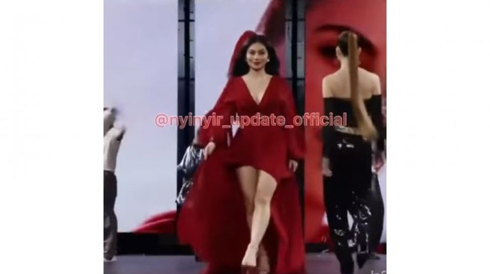 Pesona Ariel Tatum Jalan Di Catwalk Paris Fashion Week Disebut Kylie